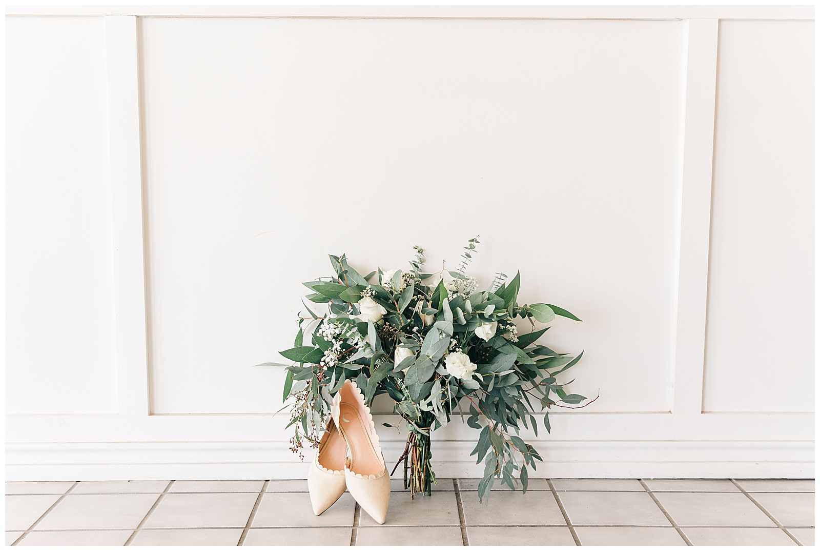 Blush bridal shoes with bouquet